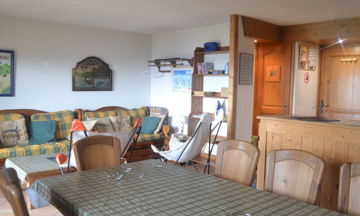 Arc-1800 Apartment | Charming 4-room duplex, pet-friendly, covered parking