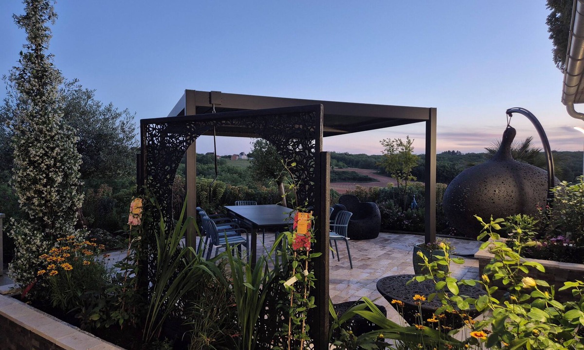 Gignac Apartment | CHARMING, AIR-CONDITIONED VACATION RENTAL IN THE HEART OF A LUSH GREEN SETTING