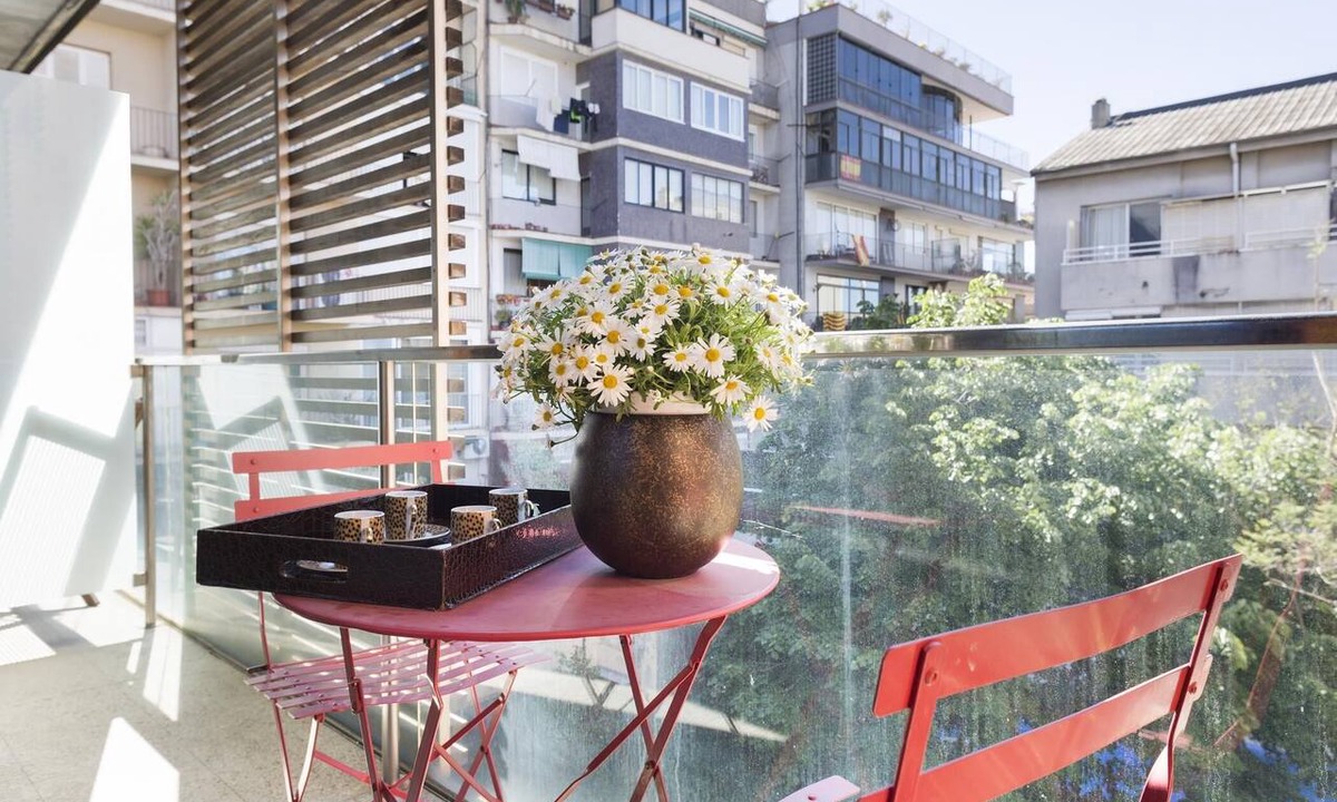Sant Gervasi Apartment | Charming Apartment in the Center w/Balcony for 6