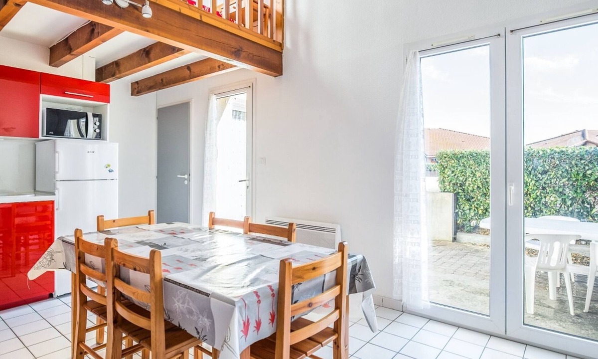 Biscarrosse Plage House | Charming Beachside House with Pool and Parking Near Surf and Amenities