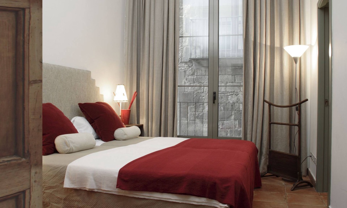 Ciutat Vella Condo | Charming duplex Artistic Heritage of the XVth Century Catalan Gothic Style.