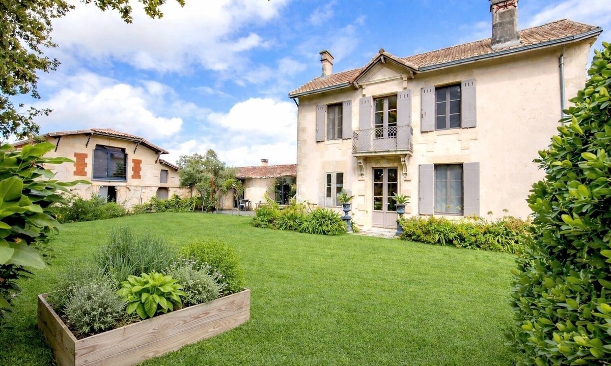 Saint-Christoly-Medoc Bed & Breakfast | Charming loft in a former wine storehouse - swimming pool, park, estuary, ocean