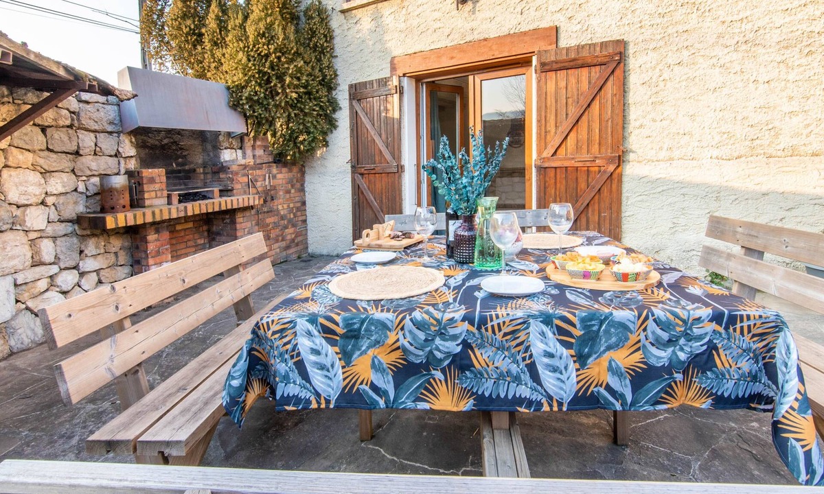 Venon House | Charming “La Ferme du Château” – Private Terrace, Peaceful Setting, Fresh Air