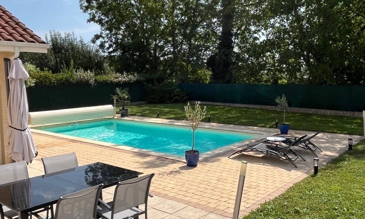 Saint-Genis-Pouilly Villa | Charming pool villa near Geneva