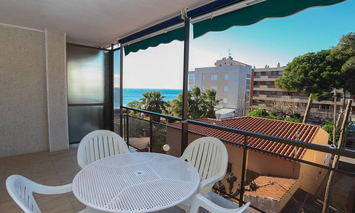 Vilafortuny Apartment | Charming Seafront Apartment with Terrace