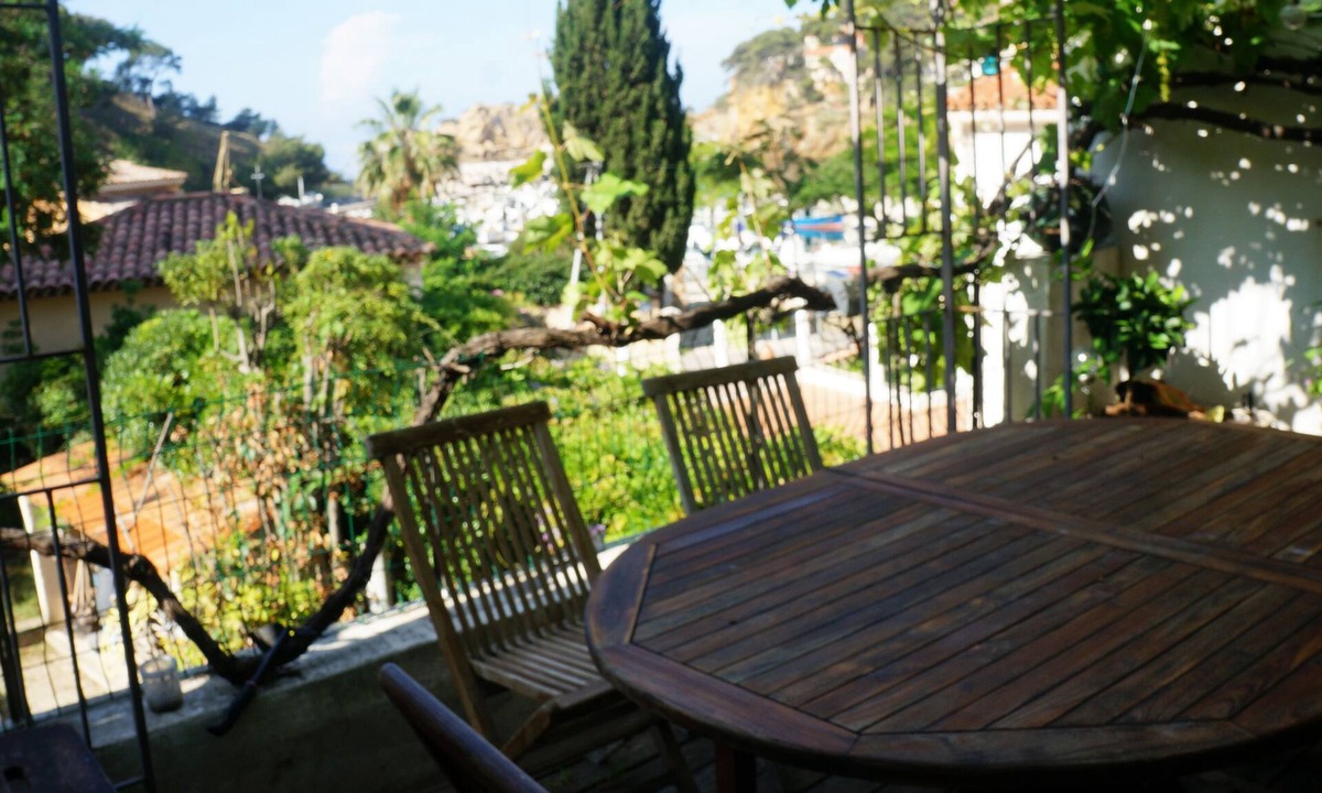 Ensues-la-Redonne Condo | Charming Seaside Retreat with Sea Views Under the Vine