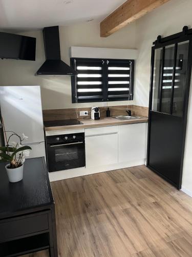 Decines-Charpieu Apartment | Chez Annick, studio climatisé proche tram, Groupama Stadium, LDLC Arena