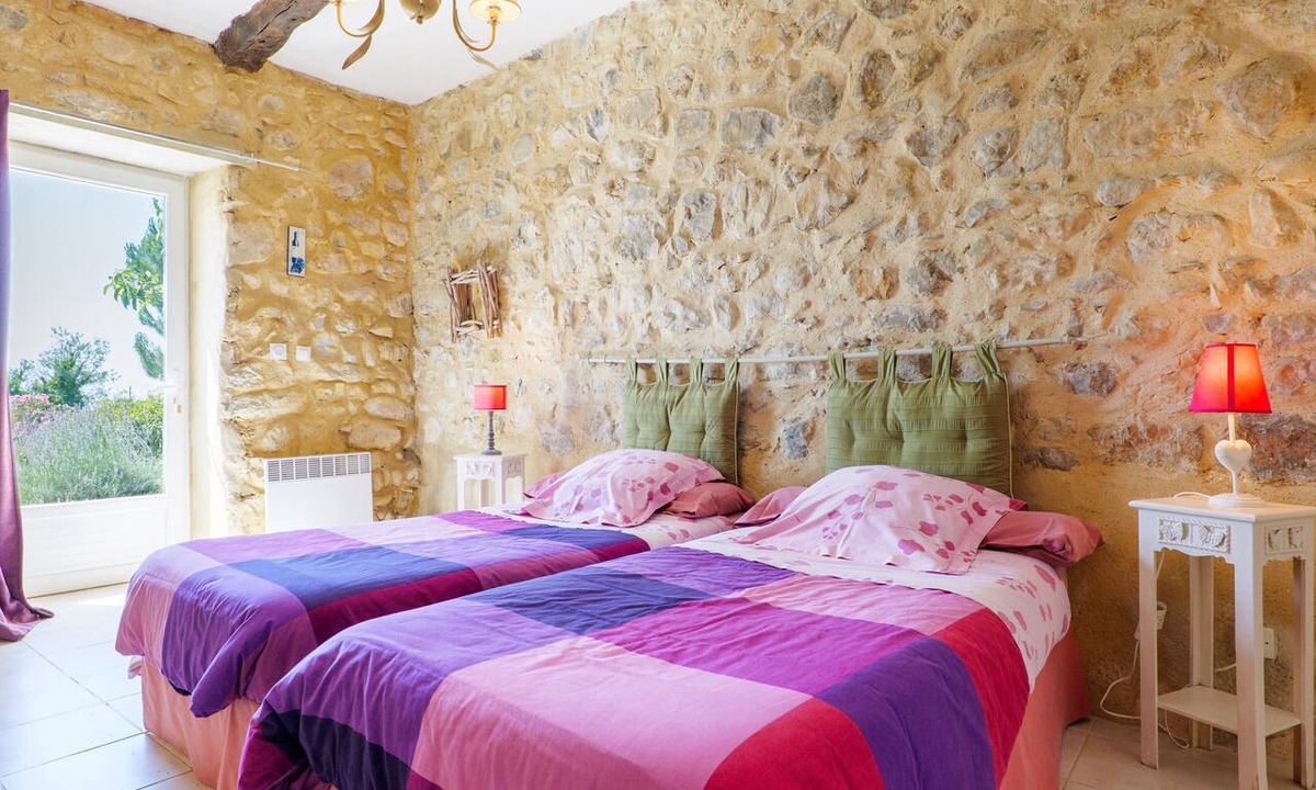 Gras Bed & Breakfast | Chez Bacchus - Syrah Room with Private Terrace and Wi-Fi