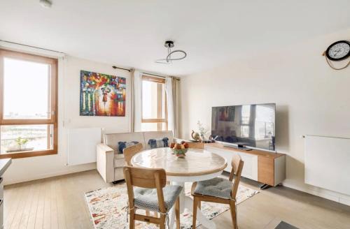 Porte de la Chapelle Apartment | Chic Appartement Sacré Cœur of Paris with Parking