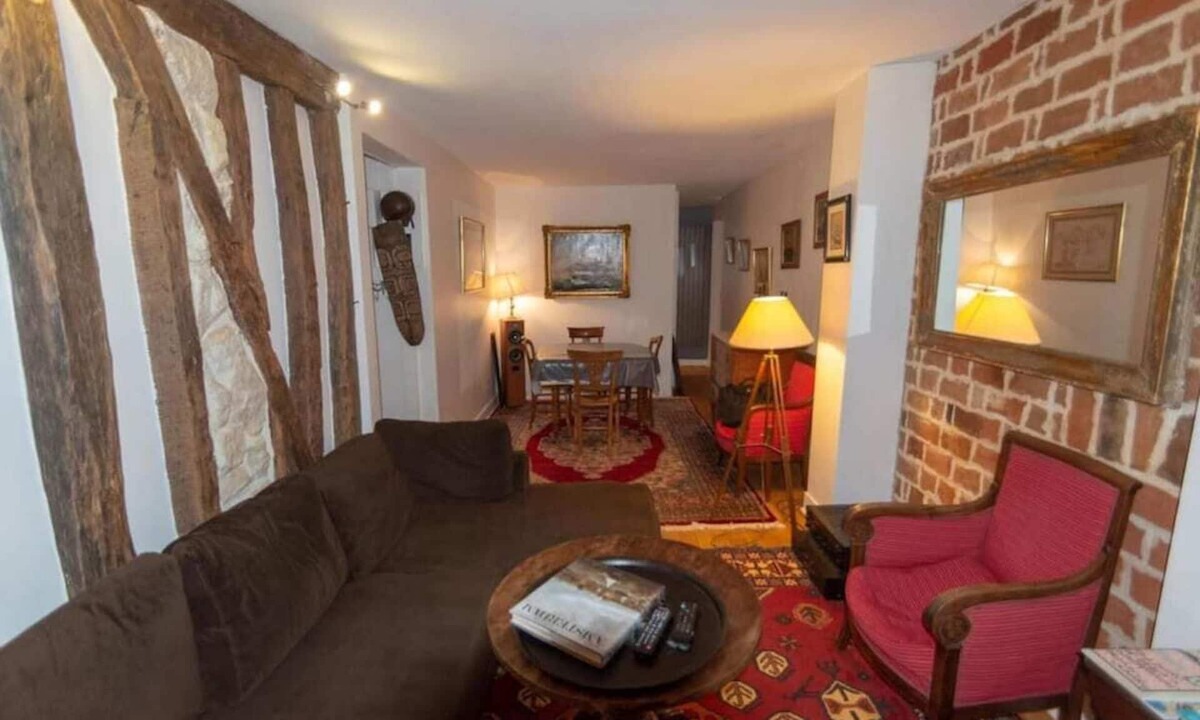 Quartier du Faubourg-Montmartre Apartment | Classic Parisian Nest