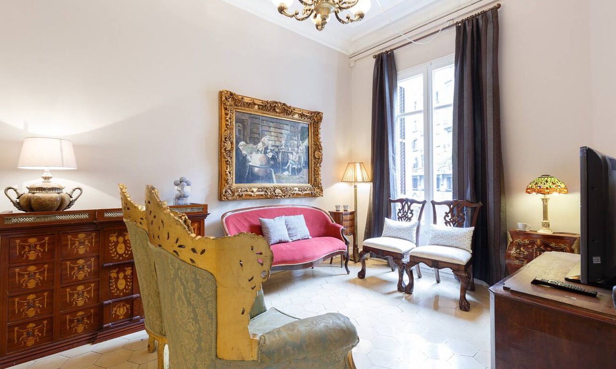 Gothic Quarter Apartment | Classic style 7 bedroom apartment in the city center