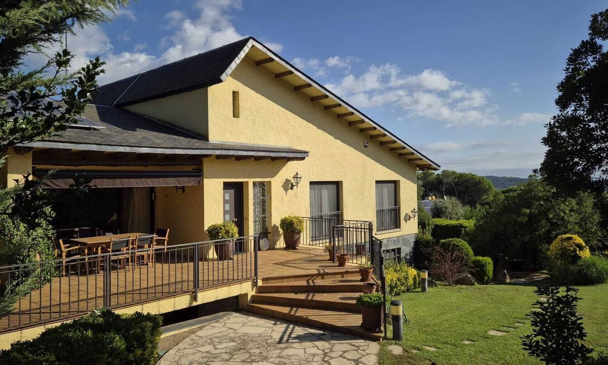 Santa Maria de Palautordera Ski Chalet | Cozy large house with garden and swimming pool in the Montseny