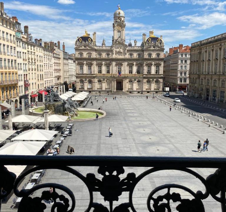 Terreaux - Bat d'argent Apartment | Collection Terreaux - No 3 Vue sur la place w AC
