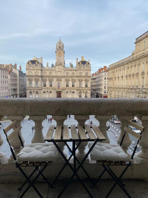 Terreaux - Bat d'argent Apartment | Collection Terreaux - No 5 Balcon sur place w AC
