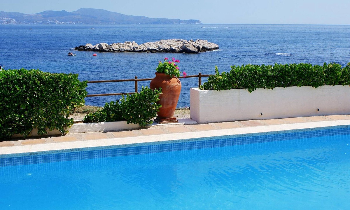 Pedrinya Apartment | Comfortable apartment with terrace, central, near the beach