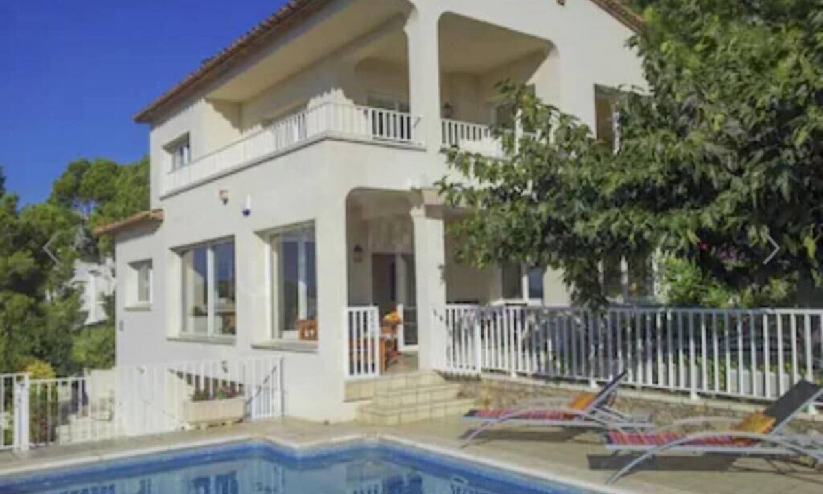 L'Escala Villa | Comfortable villa in Punta Montgó with spectacular views, pool and garden