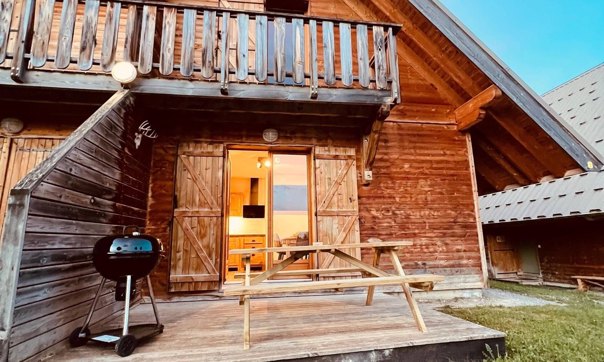 La Joue du Loup Ski Chalet | Cosy 6/9-person chalet close to the slopes, with sauna, pool and fireplace.