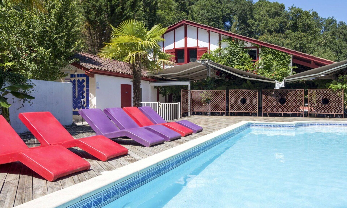 La Bastide-Clairence Apartment | Cosy apartment for 8 people with pool, WIFI, TV, terrace and pets allowed