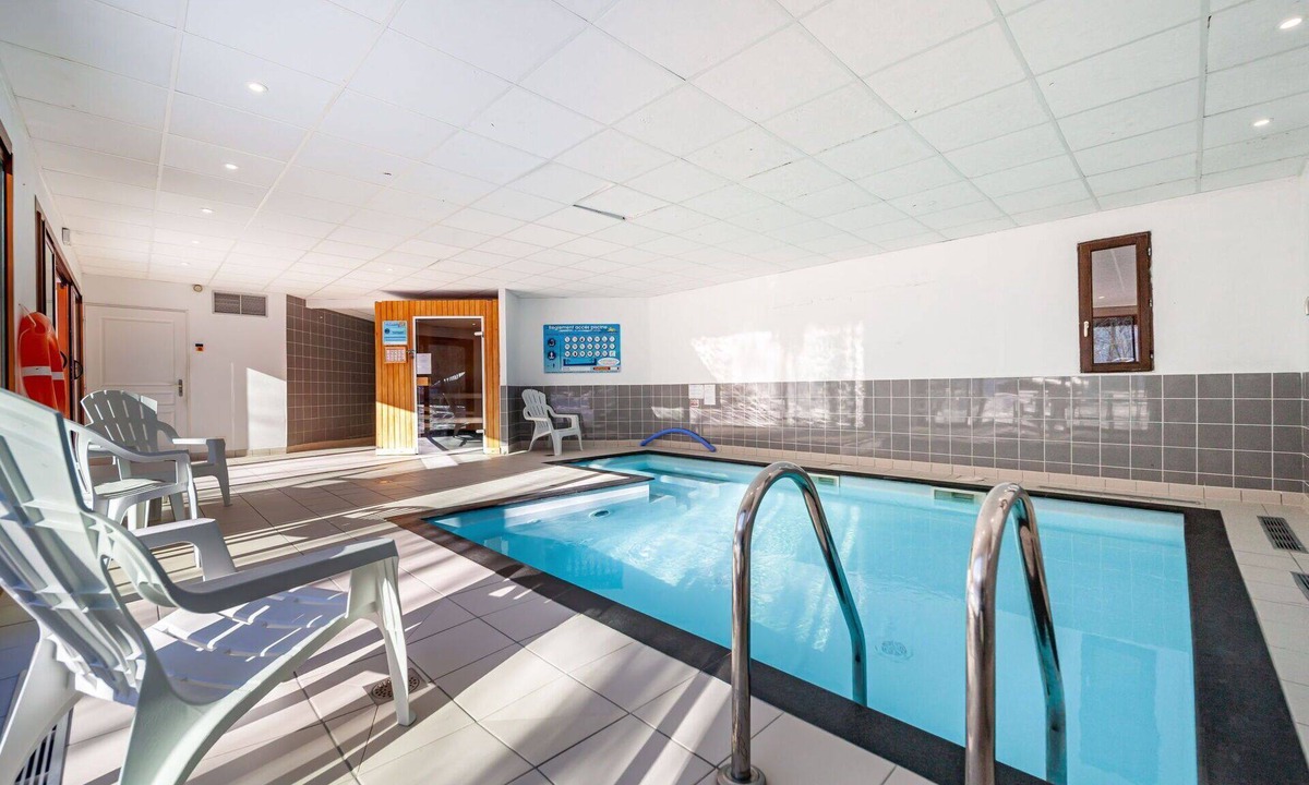 Les Bottieres Apartment | Cosy apartment for 6 people with pool, internet, TV and balcony