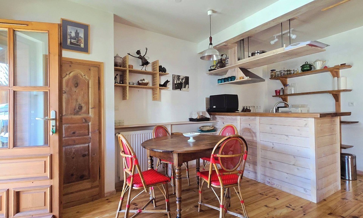 Les Sagnieres Apartment | Cosy gîte, pool and mountain views. Near Serre-Ponçon