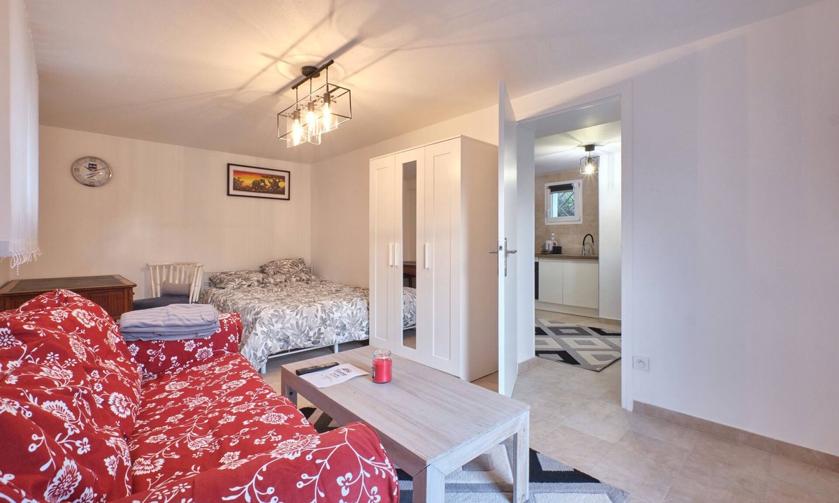Eybens Apartment | Cosy Studio in Grenoble, Renovated and Comfortable