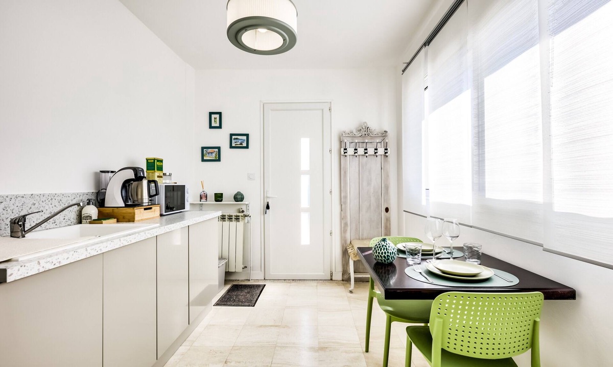 Pompignac Apartment | 'Côté Jardin Parc Saint Martin' Apartment with Shared Garden and Wi-Fi
