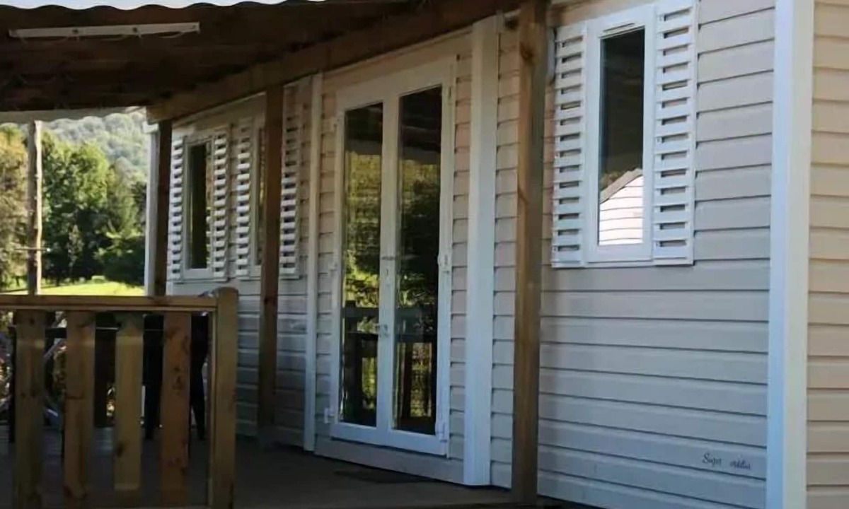 Oust House | COUFLENS MOBILE HOME with covered patio, sleeps 6