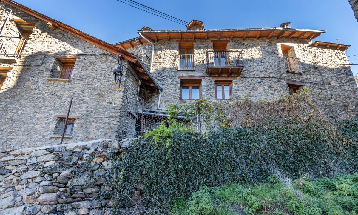 Durro House | Country House 'Casa Garbot' with Mountain View and Private Garden