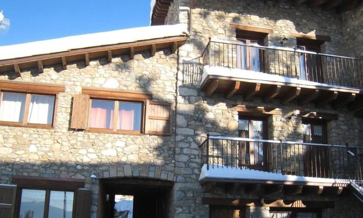 Aranser House | Country House 'El Paller O La Casa De Ca L’Escolà' with Mountain View, Shared Terrace and Wi-Fi