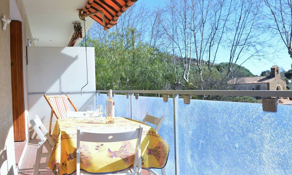 Le Lavandou Apartment | Cozy 2-Room Apartment with Balcony and Parking, 300m from Beach - Sleeps 4