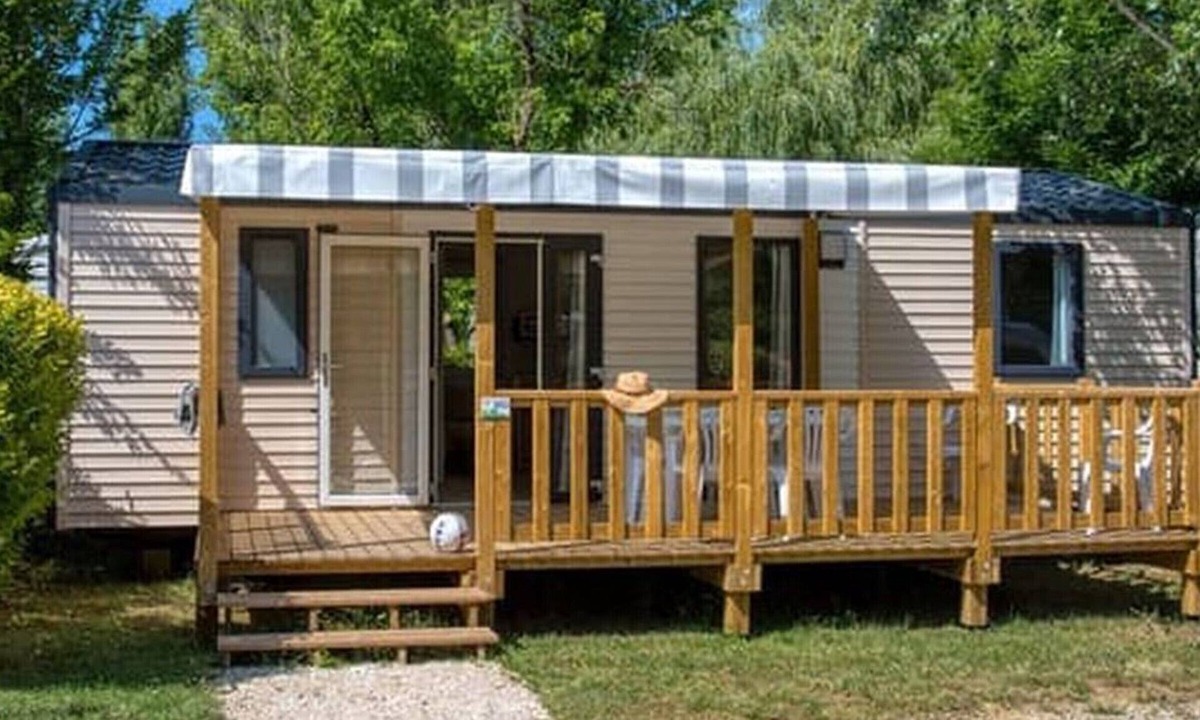 Grolejac House | Cozy Mobile Home with Terrace in Groléjac