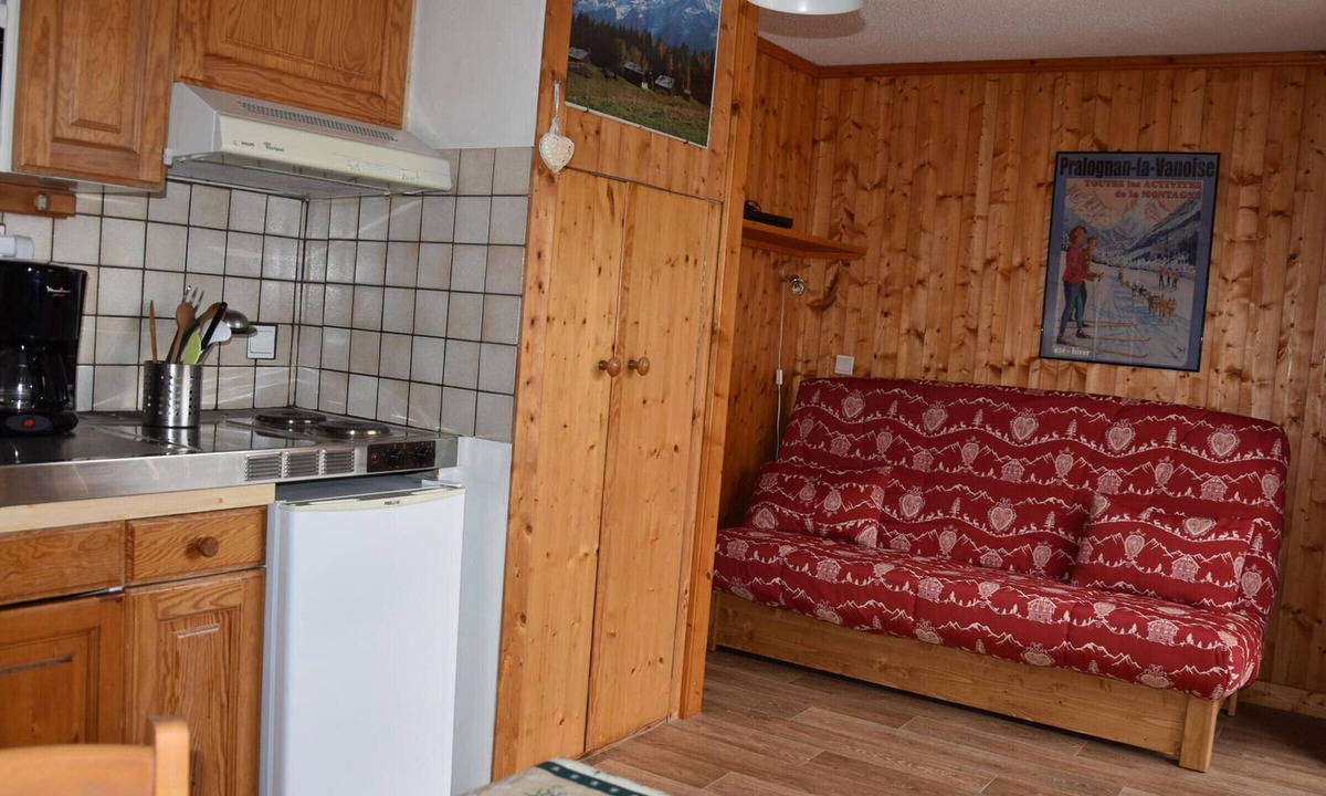 Pralognan-la-Vanoise Apartment | Cozy studio near shops, south balcony