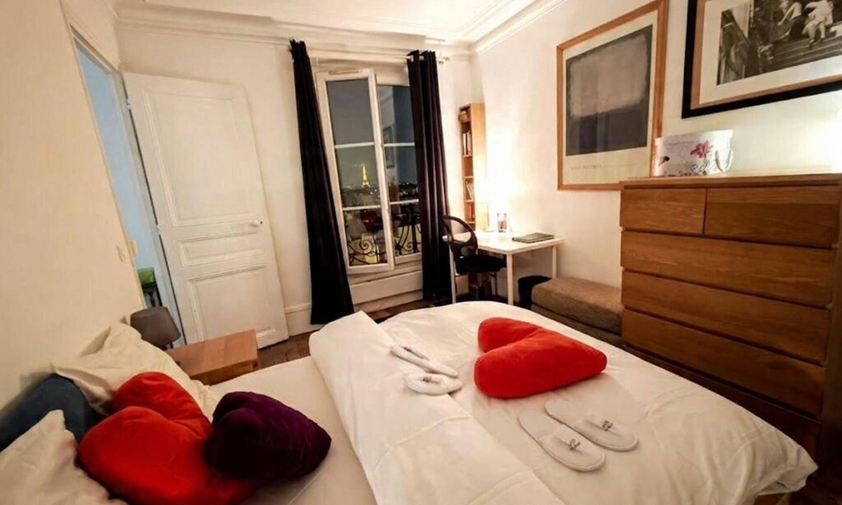 Montmartre Apartment | Crazy Skyshow Flat in Montmartre