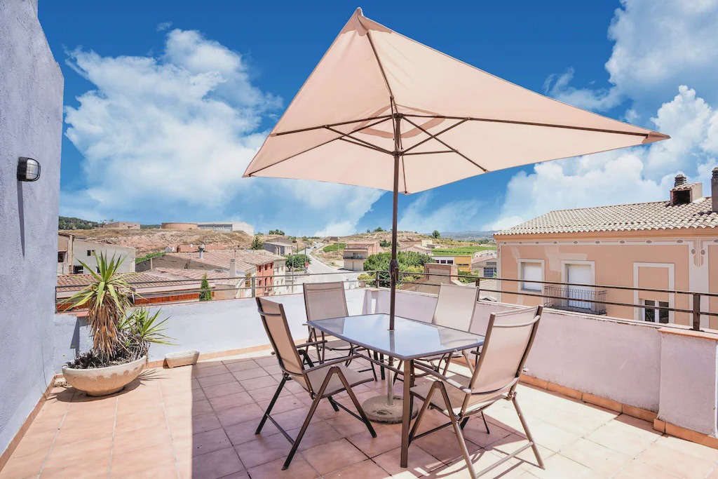Pira Apartment | Detached country house on Pira town square.