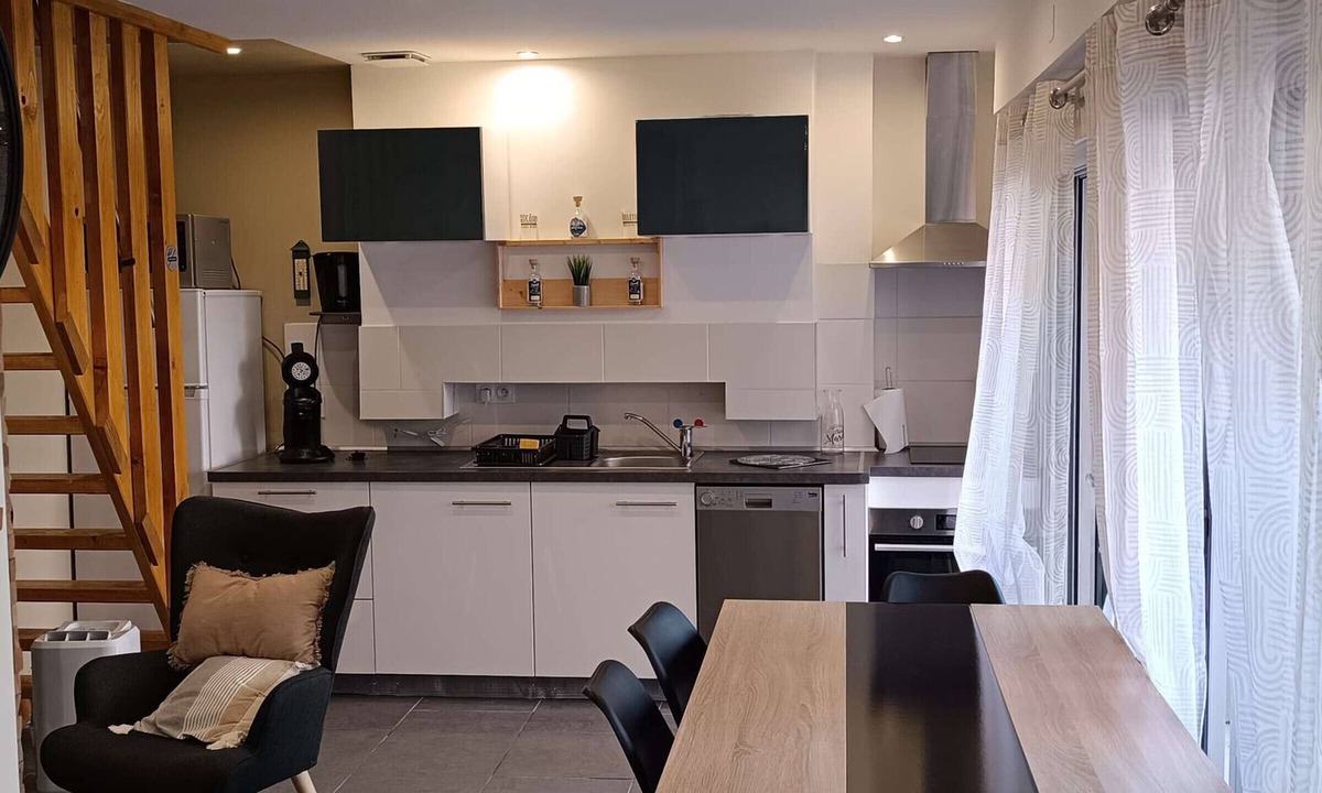 Luz-Saint-Sauveur House | Duplex T3 Calme avec Terrasse, Proche Thermes, 2 Chambres, Wifi Gratuit, Parking, Non Fumeur.