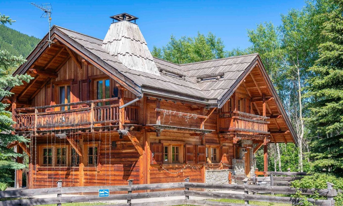 Forville Ski Chalet | Echyllo - Six Bedroom Chalet, Sleeps 14