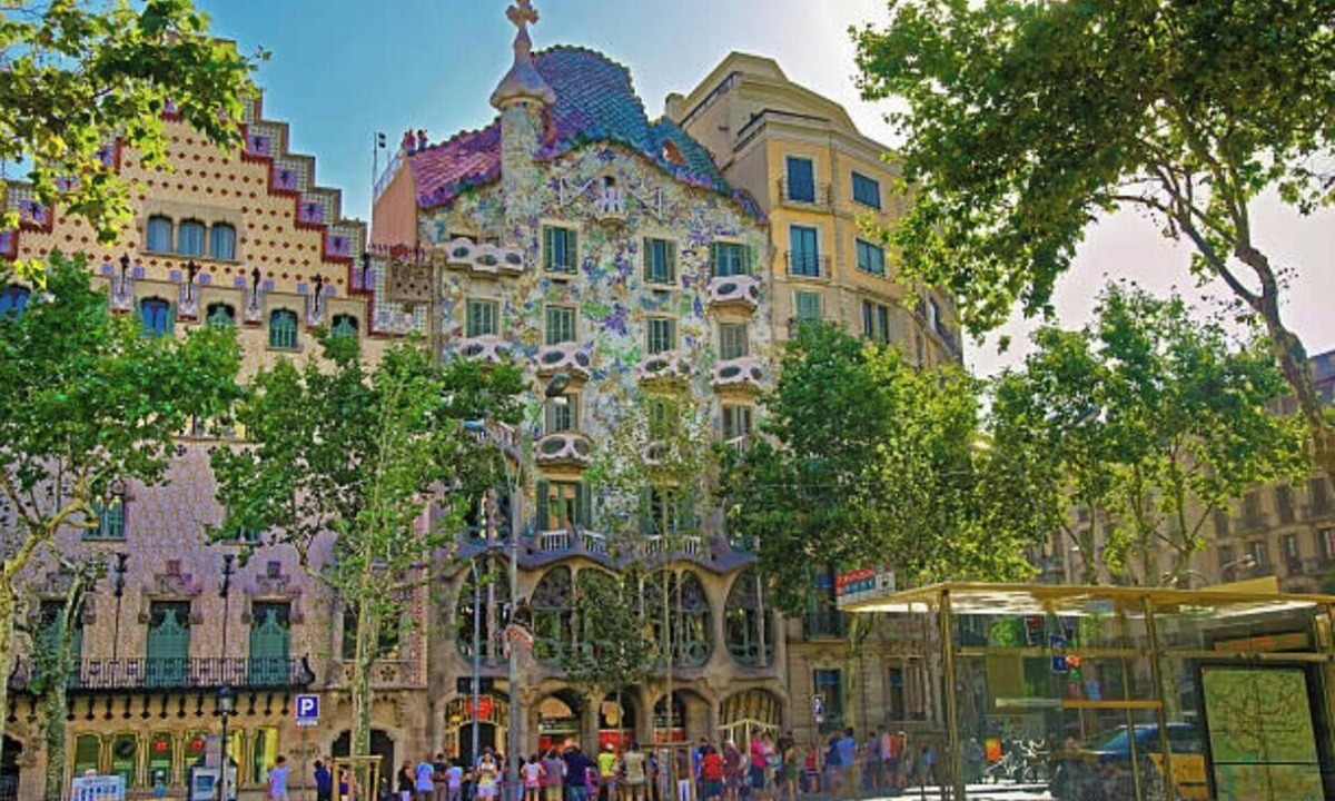 Eixample Apartment | Elegant Apartment with Spectacular Views of Casa Milà on Passeig de Gràcia