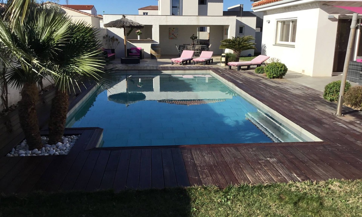 Pia Villa | Elegant Villa with pool near the beaches