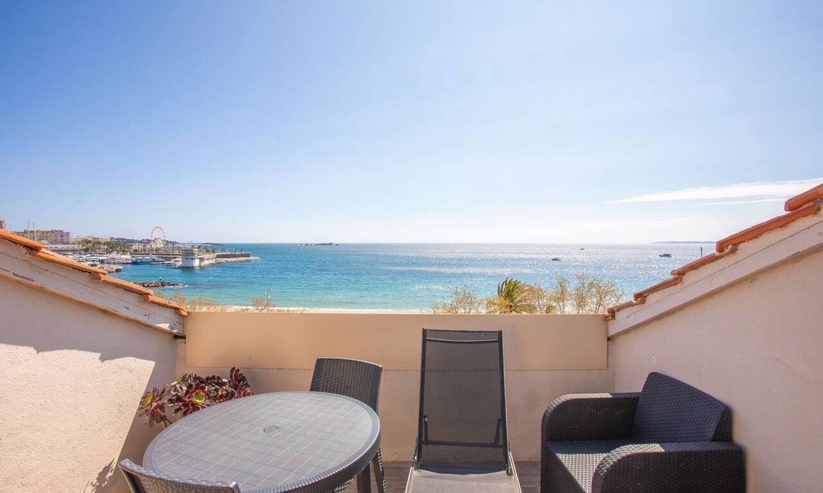 Frejus Plage Apartment | Evasion Maritime Apartment with Sea View, Wi-Fi and Air Conditioning