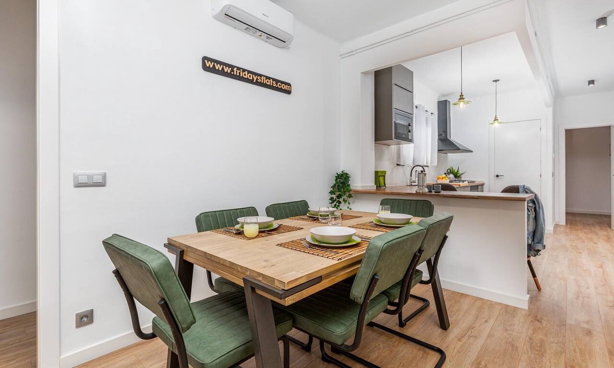 El Poble-sec Apartment | Everything in this completely reinvented 3 bedroom 2 bathroom rare find that can host 7 people