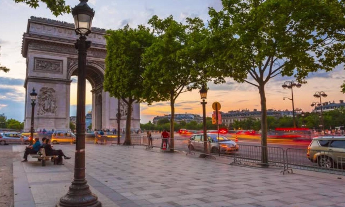 Champs-Elysees Apartment | Executive Studio With Aircon In Champs Elysees