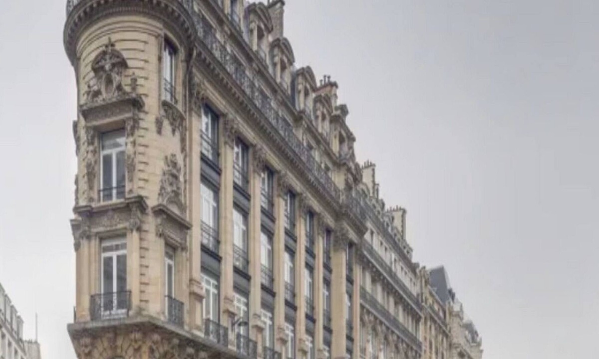 Quartier du Mail Apartment | Expansive skylights-a 4 bedroom Montrogueil luxury