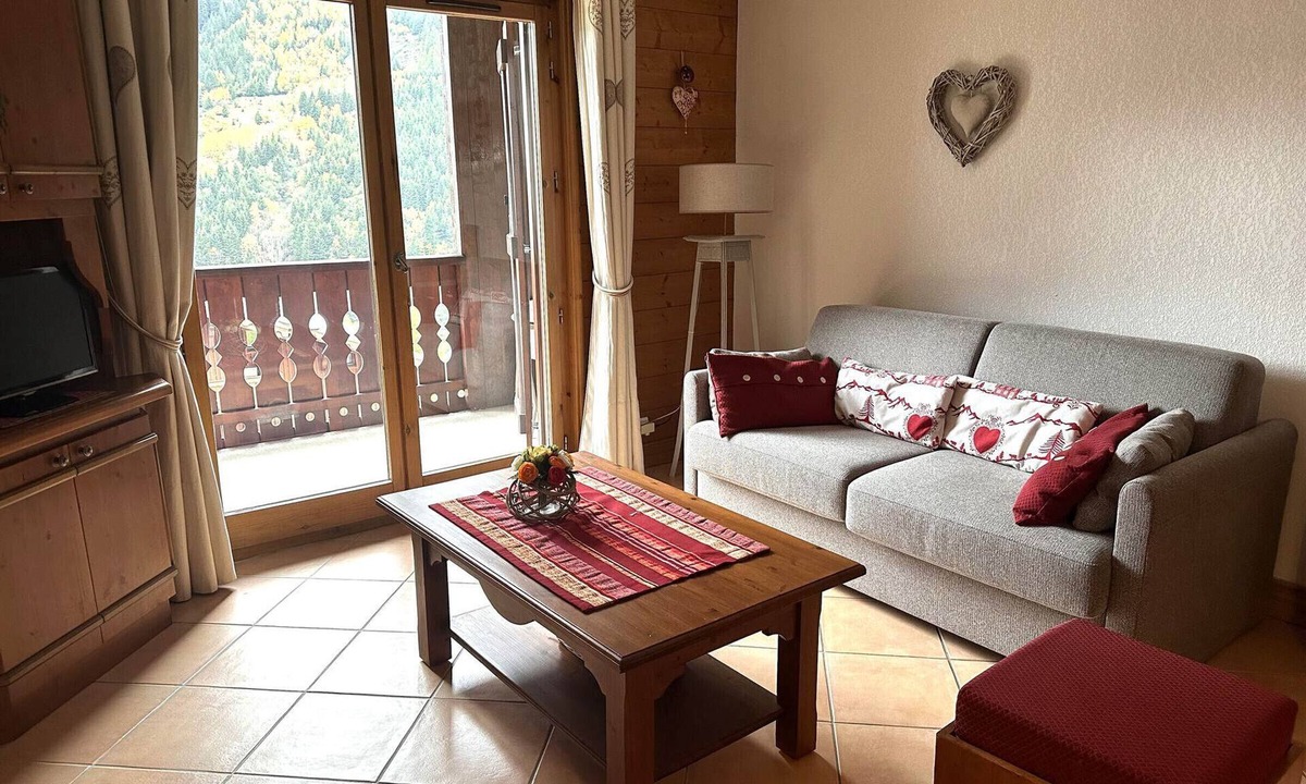 Pralognan-la-Vanoise Apartment | Family apartment with south balcony and parking in residential area