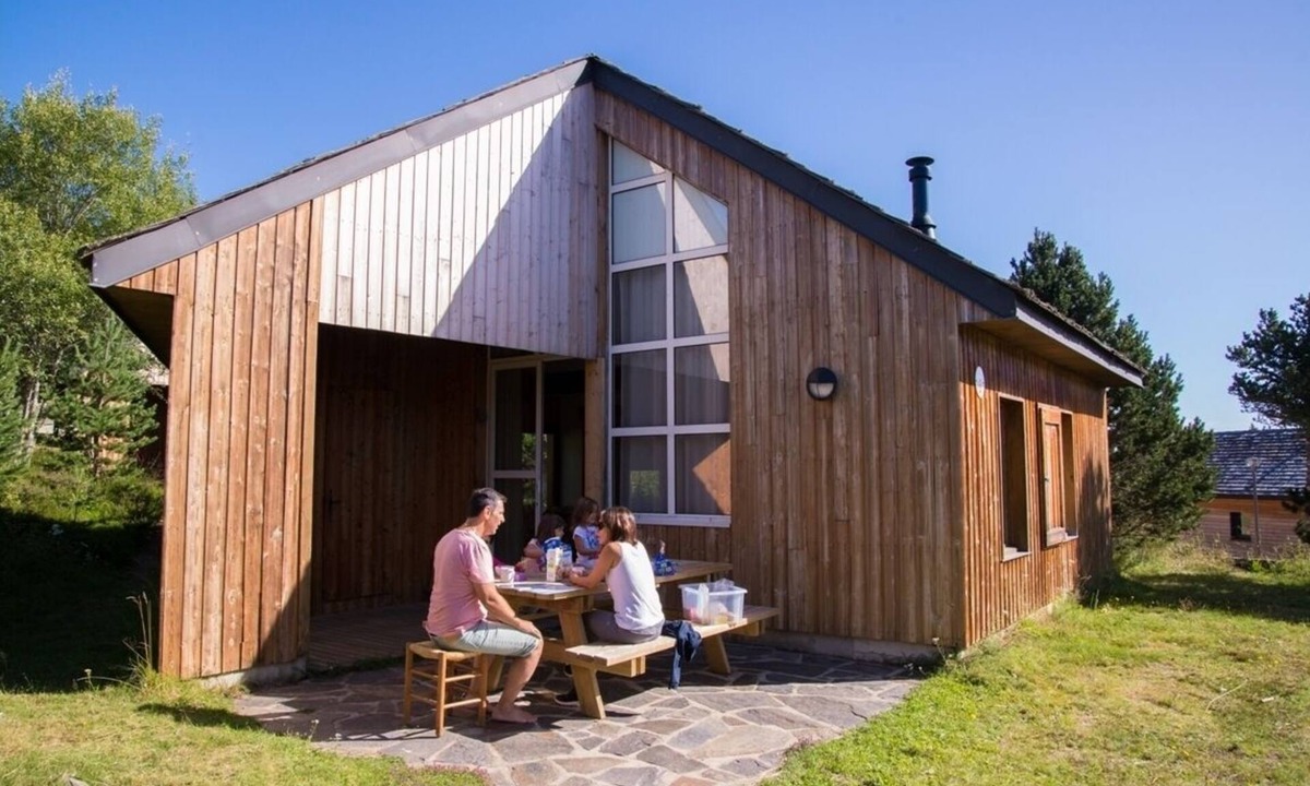 Saint-Paul-le-Froid Ski Chalet | Family chalet for 6 people in a pine forest at Les Bouviers in Lozère.