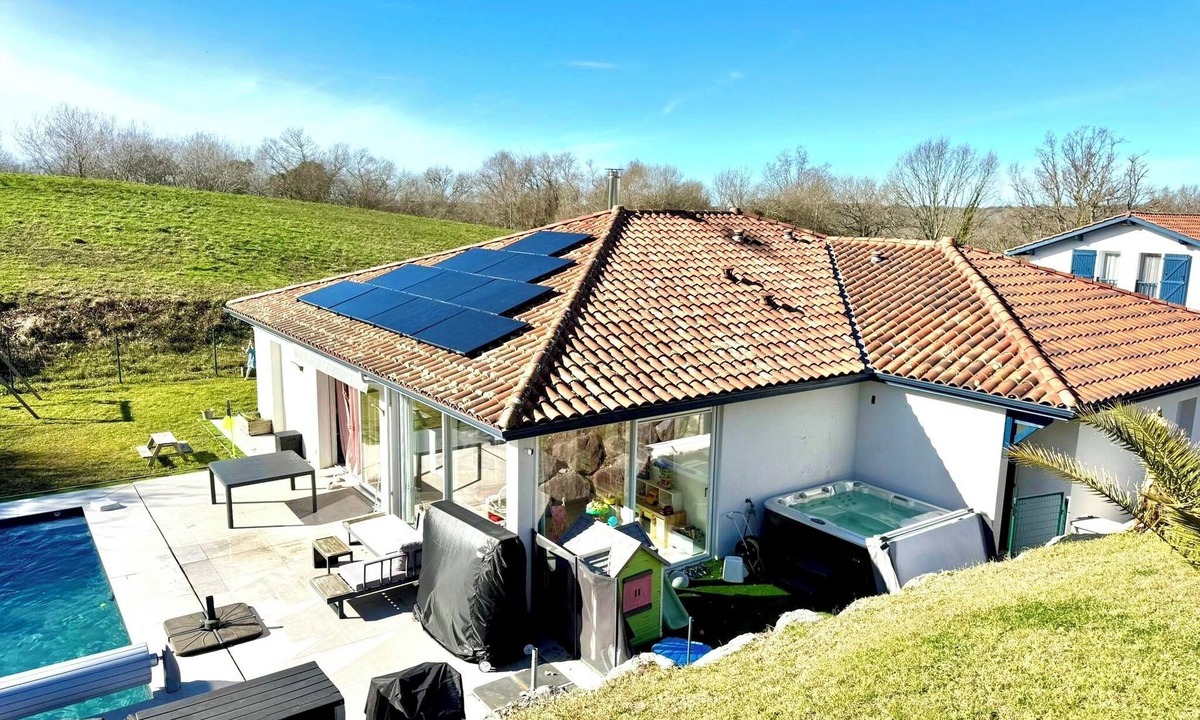 Urcuit House | Family home with pool and jacuzzi