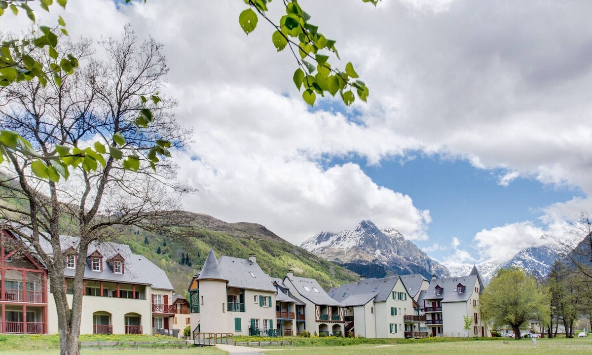 Peyragudes Apartment | Family Stay with Nearby Gondola Access