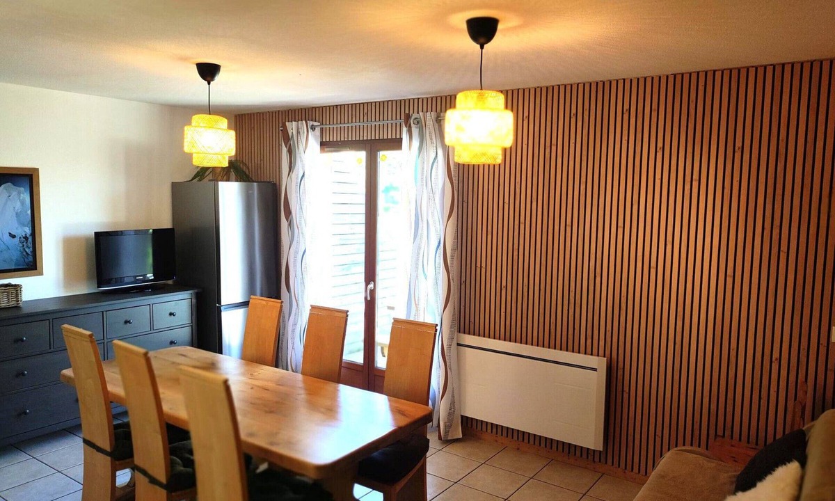 La Joue du Loup Ski Chalet | Cozy Chalet, Sleeps 7, Pool & Sauna Access, Near Shops & Restaurants