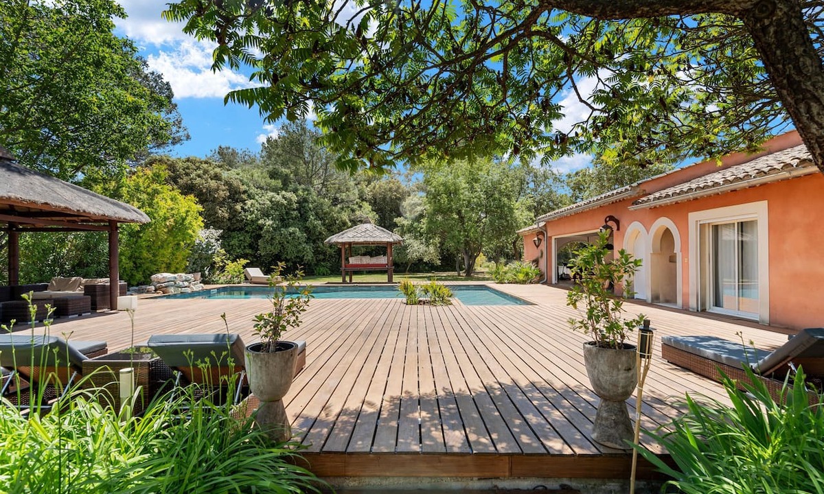 Saint-Maximin-la-Sainte-Baume Villa | Villa 'Hangaroa' with Wi-Fi and Air Conditioning