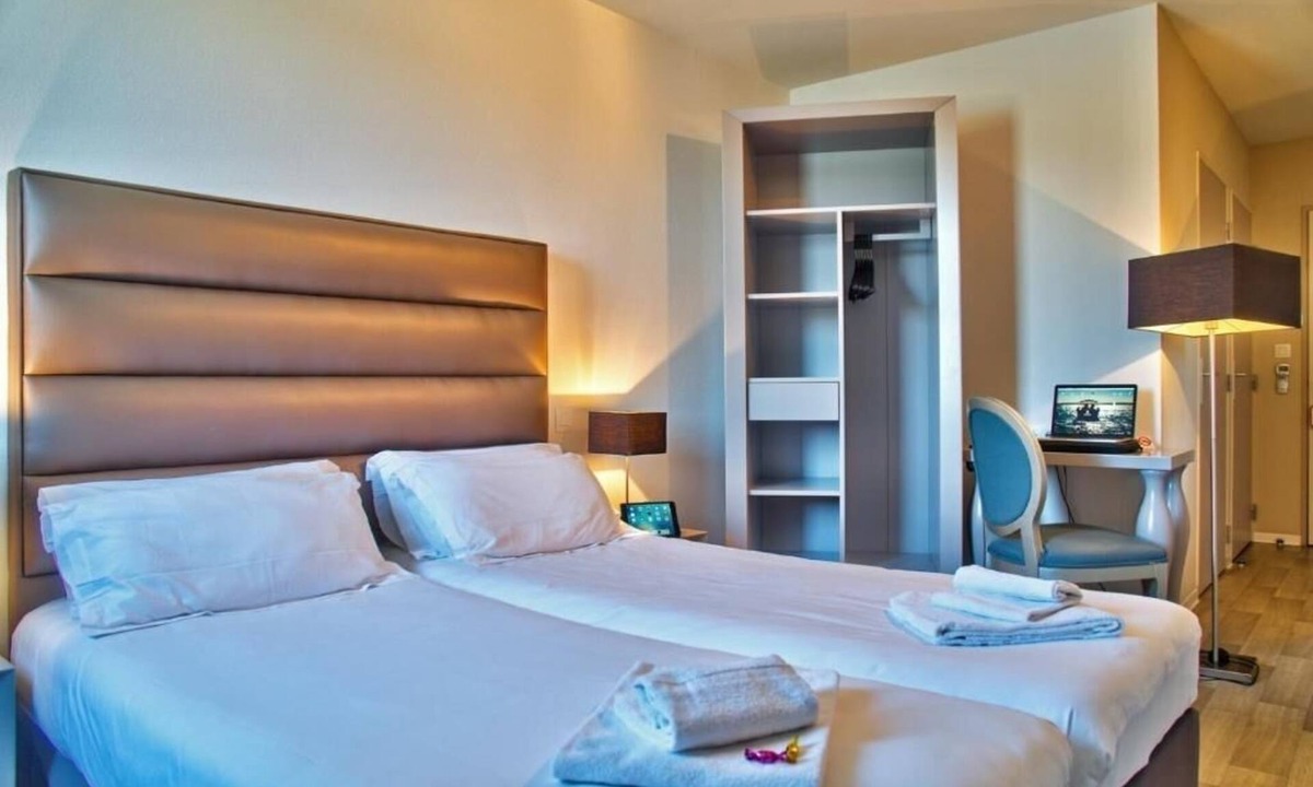 Lahonce Hotel | French Stylish Escape | 0.9 Miles to Historic Abbaye de Lahonce Site
