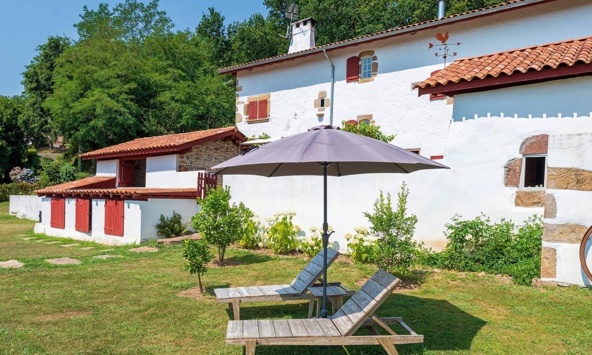 Sare House | Fully Renovated 16th-Century Farmhouse 20 Minutes from the Ocean, at the Foot of Hiking Trails
